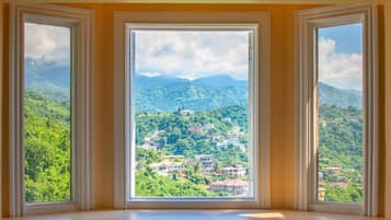 Apartamento família, 3 quartos, sacada, vista para a cidade | Área de estar | TV de tela plana 50 polegadas com canais a cabo, TV, DVD player