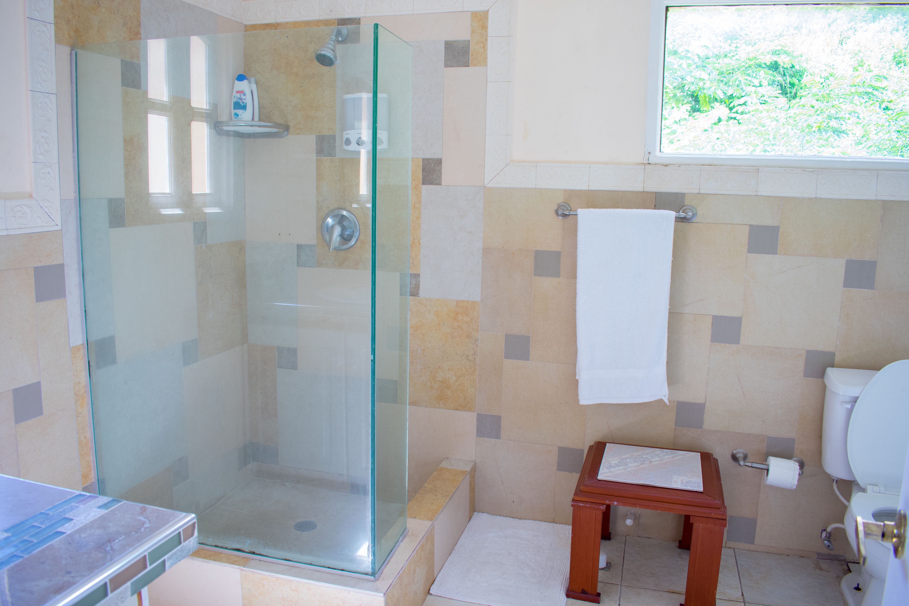 Apartamento família, 3 quartos, sacada, vista para a cidade | Banheiro | Chuveiro/banheira combinados, produtos de toalete grátis