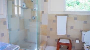Apartamento família, 3 quartos, sacada, vista para a cidade | Banheiro | Chuveiro/banheira combinados, produtos de toalete grátis