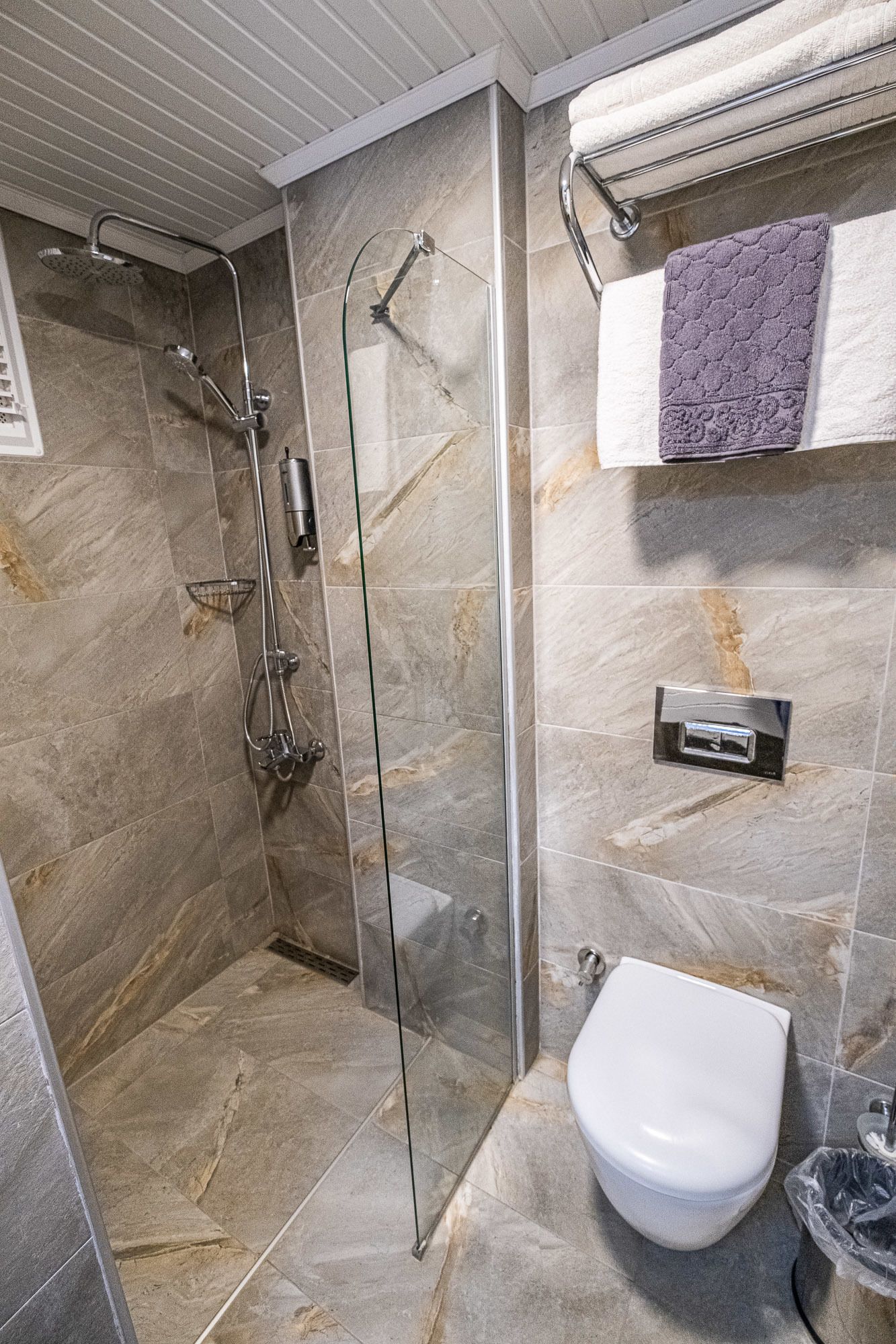 shower, rainfall showerhead, free toiletries, hair dryer