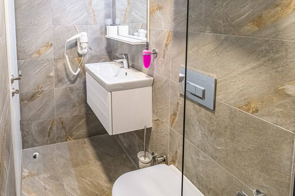 shower, rainfall showerhead, free toiletries, hair dryer