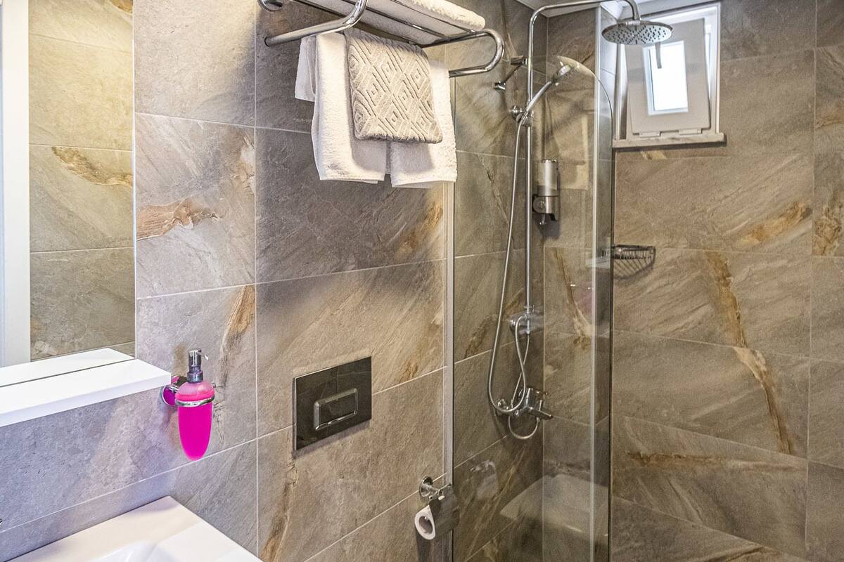 shower, rainfall showerhead, free toiletries, hair dryer