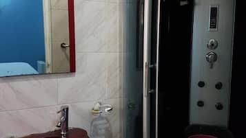 Deluxe kamer | Badkamer | Een aparte badkuip en douche, een regendouche, gratis toiletartikelen