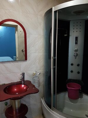 Deluxe Room | Bathroom