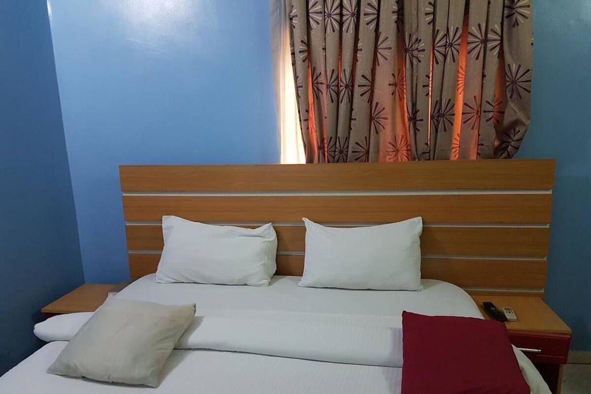 Egyptian cotton sheets, premium bedding, desk, free WiFi