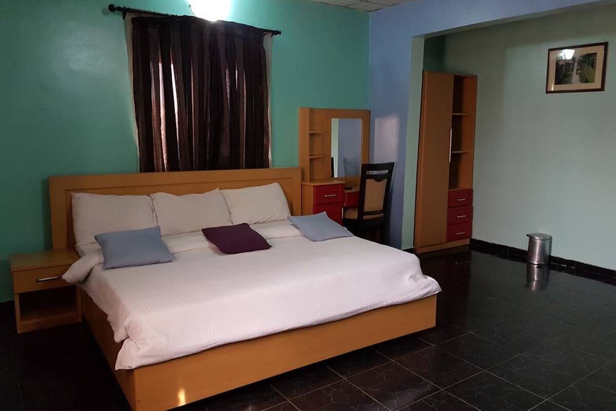 Egyptian cotton sheets, premium bedding, desk, free WiFi