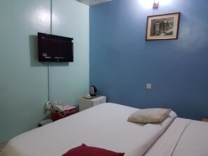 Egyptian cotton sheets, premium bedding, desk, free WiFi