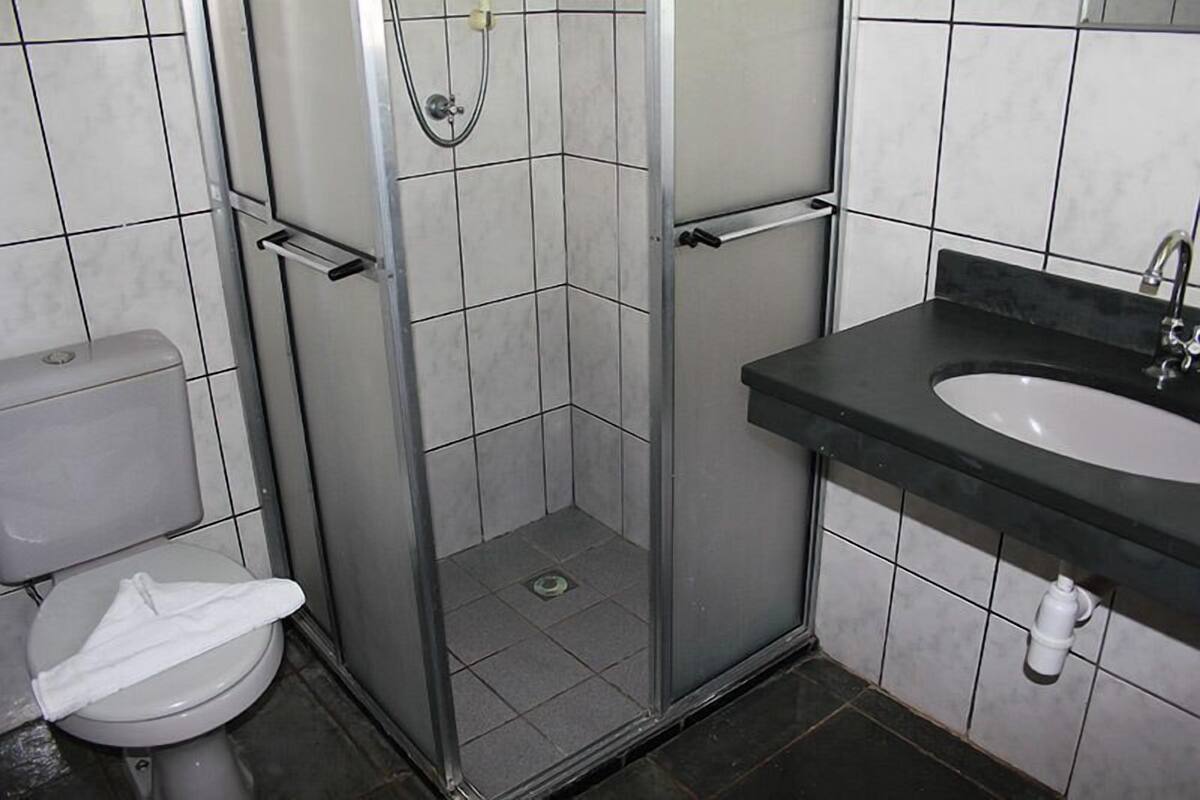 Douche, sèche-cheveux, serviettes fournies