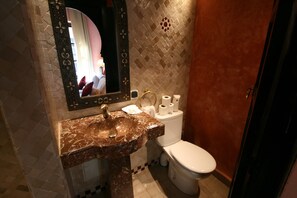 スタンダード ダブルまたはツインルーム 1 階 | バスルーム | シャワー付き浴槽、バスアメニティ (無料)、ヘアドライヤー、タオル