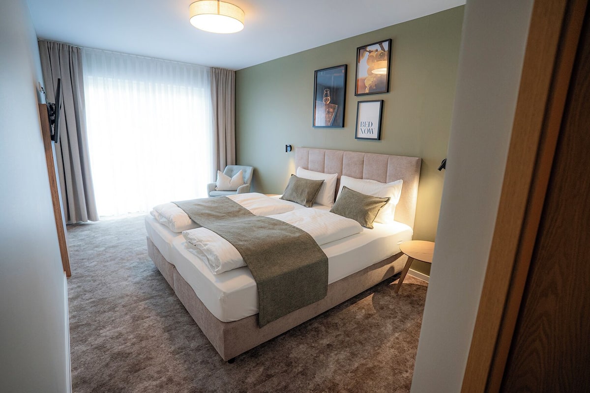  "Heimat Suite" - Nebengebäude | Hypo-allergenic bedding available, in-room safe, desk, blackout drapes