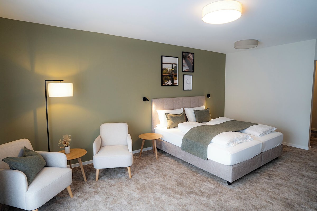 Hypo-allergenic bedding available, in-room safe, desk, blackout drapes
