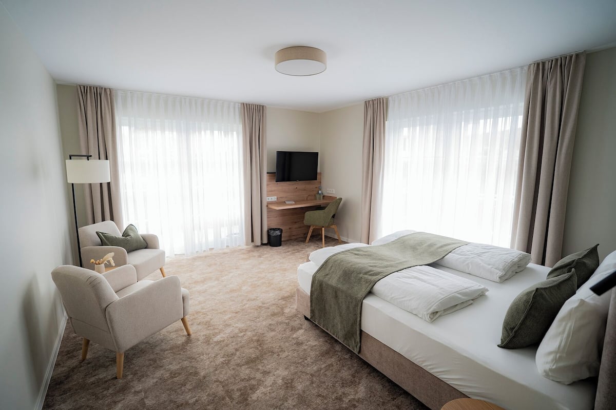 Doppelzimmer zur Einzelnutzung "Heimat" - Nebengebäude | Hypo-allergenic bedding available, in-room safe, desk, blackout drapes
