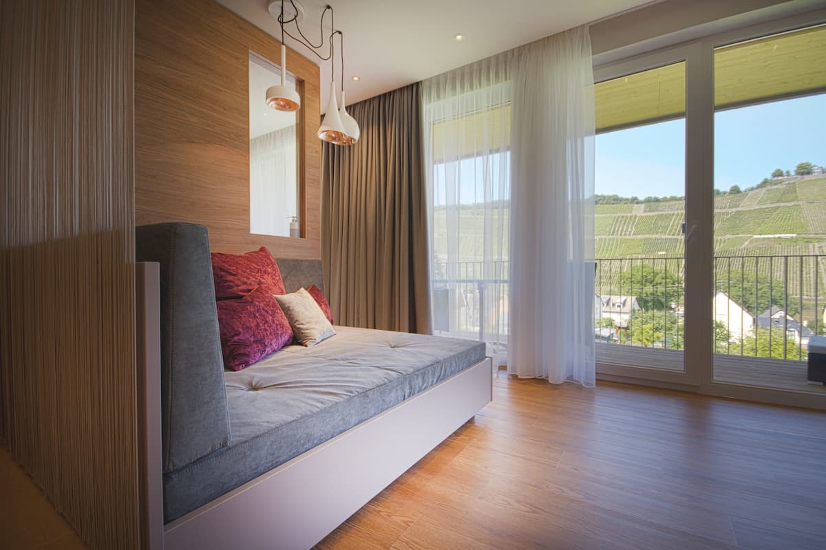 Hypo-allergenic bedding available, in-room safe, desk, blackout drapes