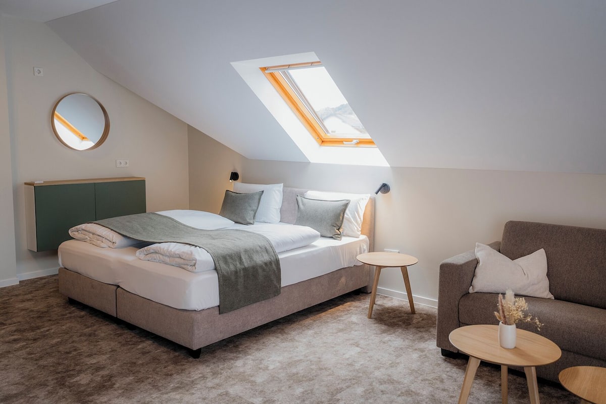 Doppelzimmer zur Einzelnutzung "Heimat Plus" - Nebengebäude | Hypo-allergenic bedding available, in-room safe, desk, blackout drapes