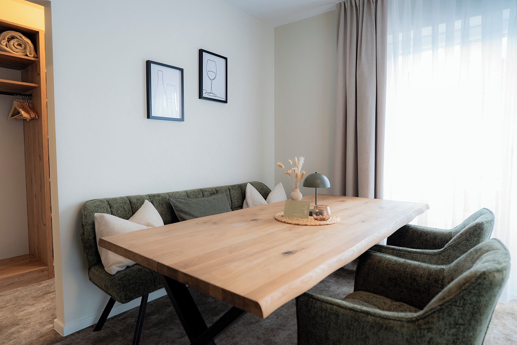  "Heimat Suite" - Nebengebäude | Wohnbereich | 43-Zoll-Flachbildfernseher mit Kabelempfang, Fernseher
