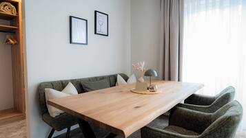 "Heimat Suite" - Nebengebäude | Wohnbereich | 43-Zoll-Flachbildfernseher mit Kabelempfang, Fernseher