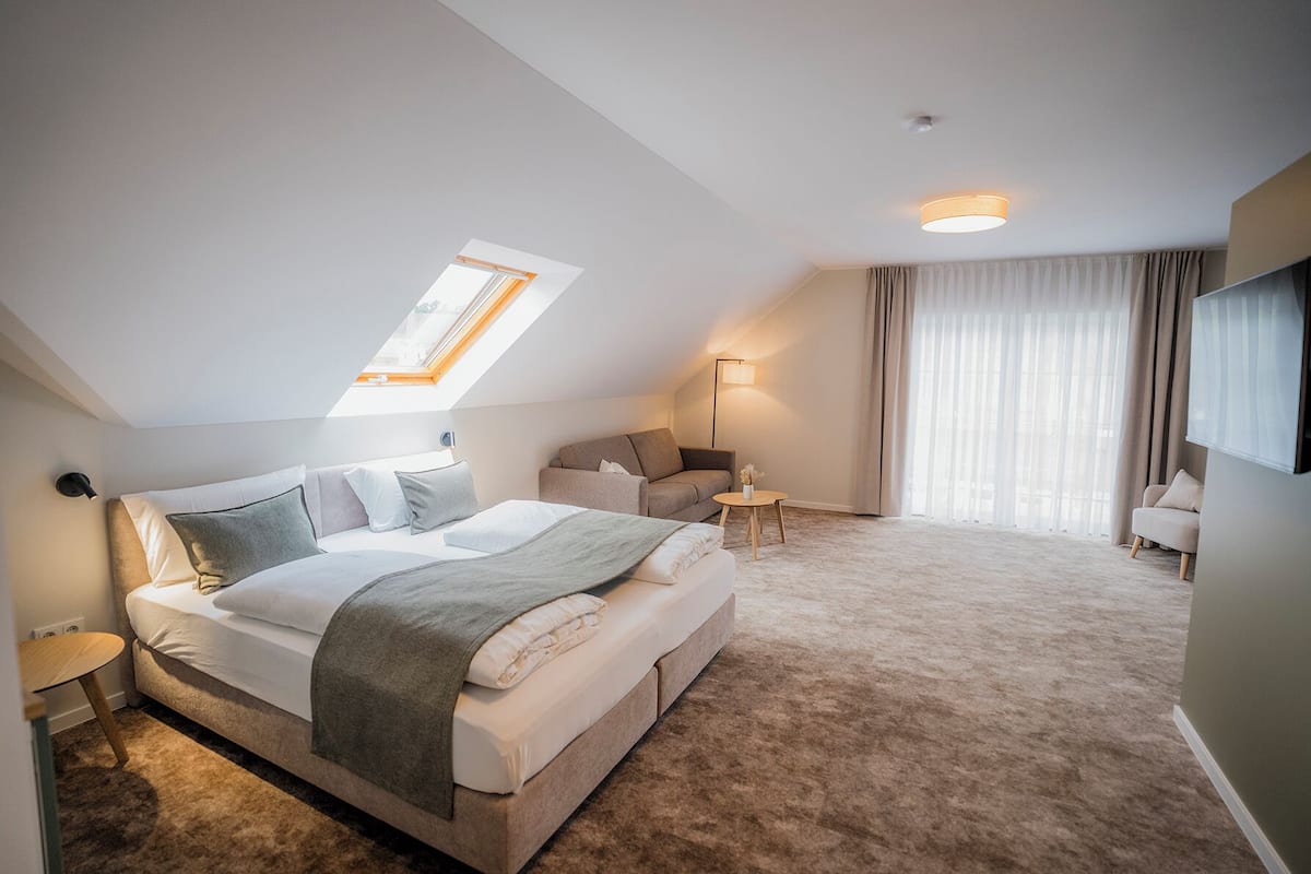 Doppelzimmer "Heimat Plus" - Nebengebäude | Hypo-allergenic bedding available, in-room safe, desk, blackout drapes
