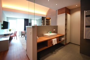 Đồ dùng nhà tắm miễn phí, máy sấy tóc, khăn tắm, xà phòng
