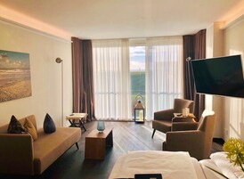 Premium bedding, in-room safe, blackout drapes, soundproofing