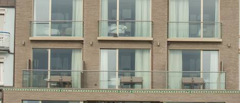 Un edificio de varios pisos con una entrada visible que dice "MEERBLICKD21".