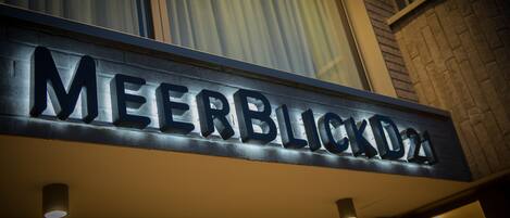 A sign with the name "MEERBLICK" on a building facade.
