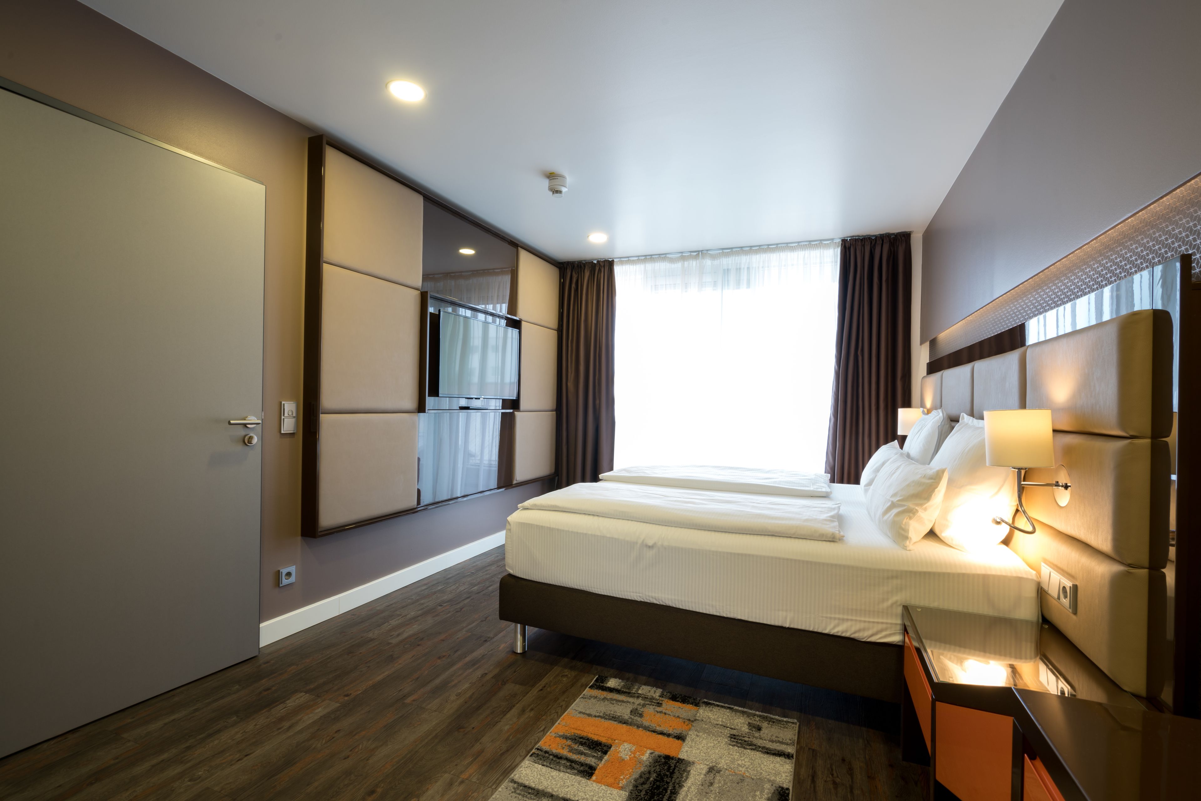 executive suite, balcony | living area | 43-inch flat-screen tv with satellite channels, tv