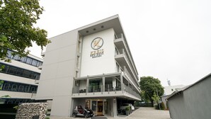 A modern building with a sign reading "KREIS RESIDENZ MUNICH". - Kreis Residenz München (Munich)