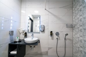 Habitació Deluxe, balcó | Bany | Dutxa, capçal de dutxa tipus cascada i articles de tocador gratuïts 