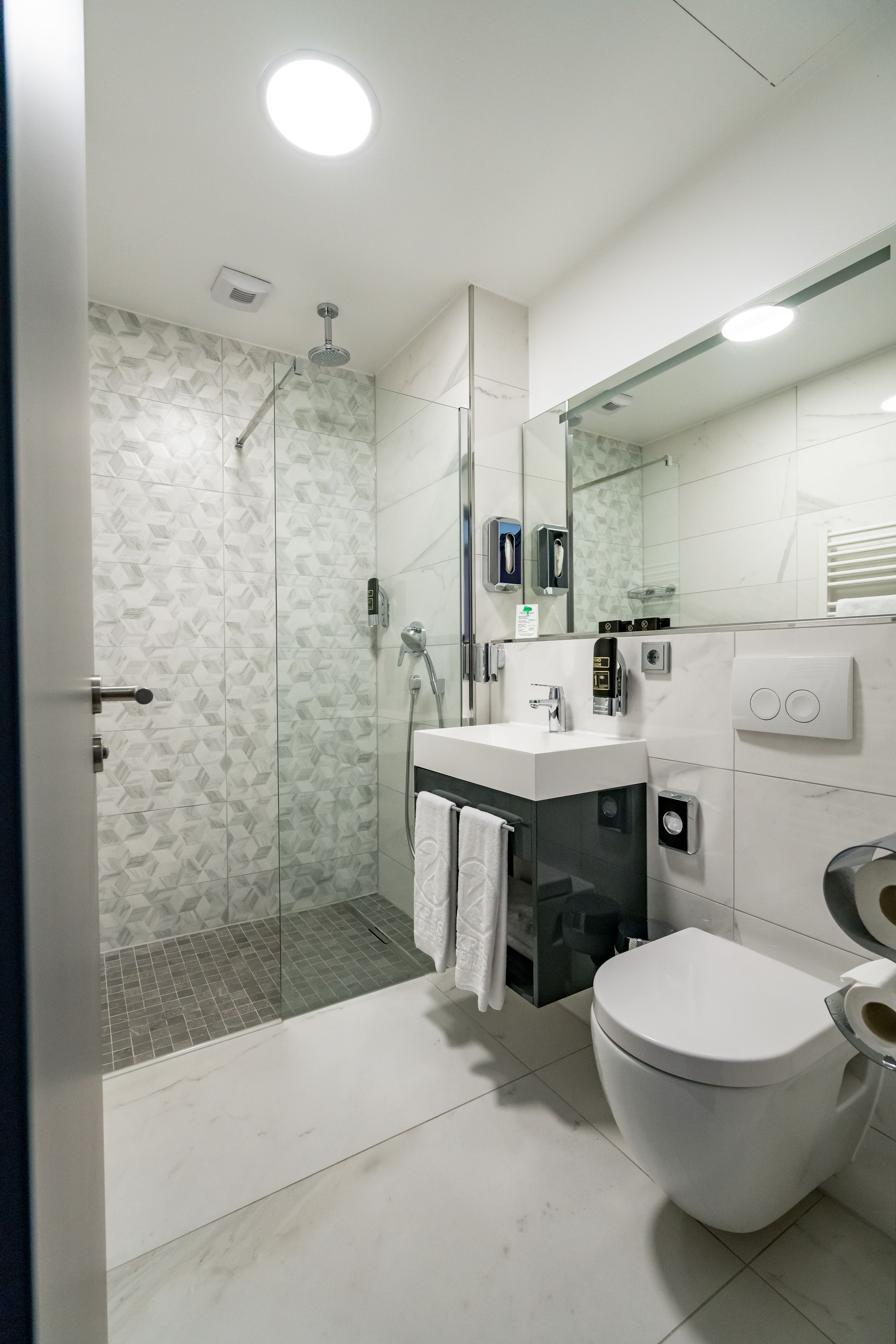 shower, rainfall showerhead, free toiletries, hair dryer