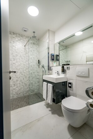 Shower, rainfall showerhead, free toiletries, hair dryer - Kreis Residenz München (Munich)