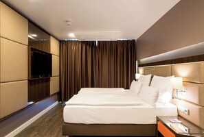 Executive Suite, Balcony | Living area | 43-inch flat-screen TV with satellite channels, TV, heated floors - Kreis Residenz München (Munich)