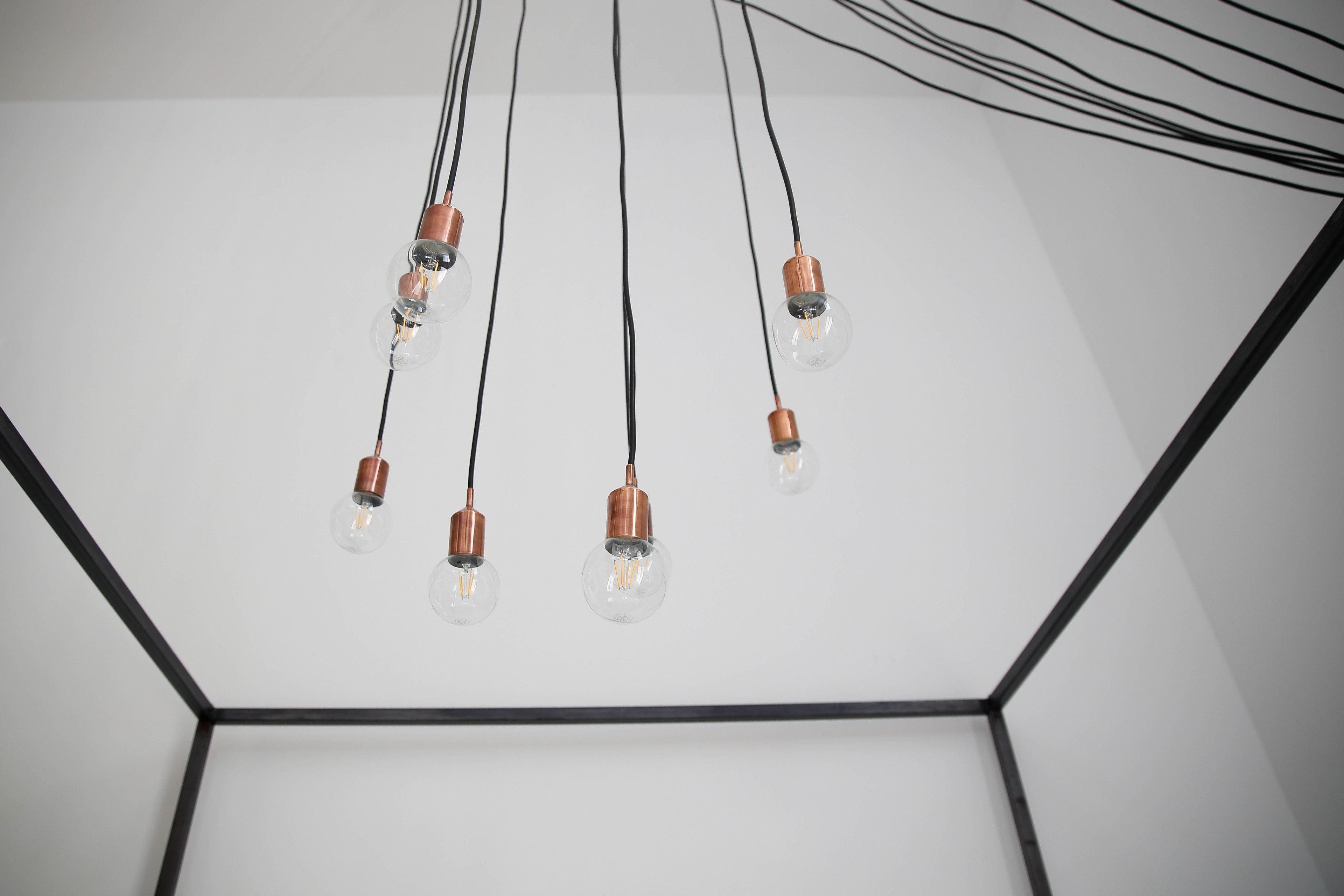 Techo con múltiples luminarias y cableado expuesto.