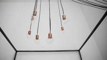 Techo con múltiples luminarias y cableado expuesto.