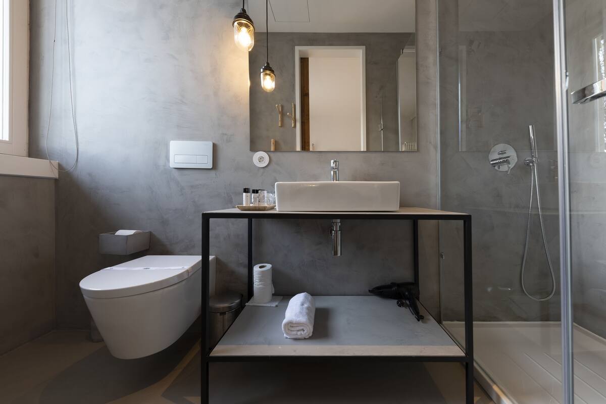 double room | bathroom | shower, free toiletries, hair dryer, towels