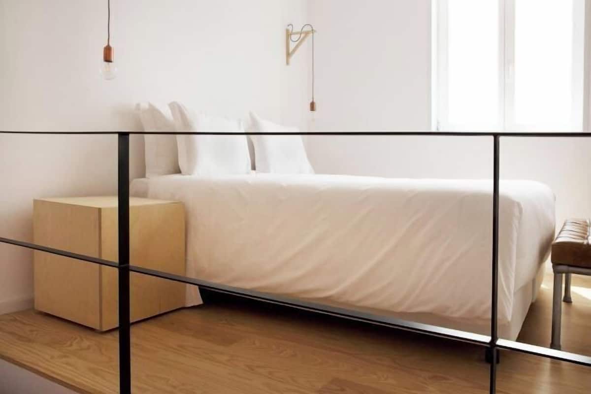 In-room safe, soundproofing, free WiFi, bed sheets