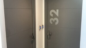 Two closed doors with a number '32' on one. - Smartappart Troyes (Troyes)
