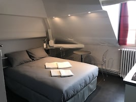 Ropa de cama de alta calidad, escritorio y cortinas blackout 