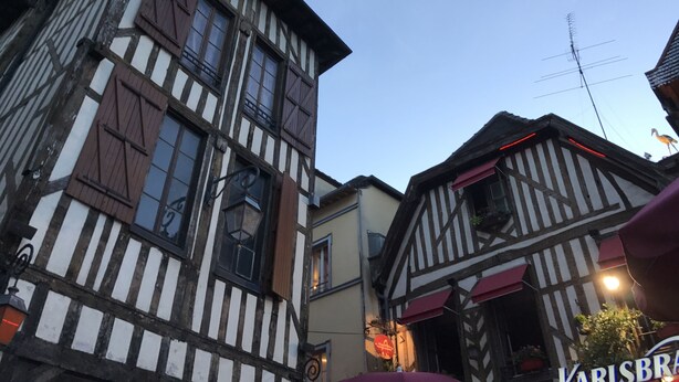 A traditional half-timbered building with a sign that reads "VARISBR". - Smartappart Troyes (Troyes)