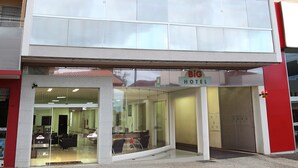 Un hotel con facciata moderna, ampie finestre e un cartello che indica 'Big Hotel'.