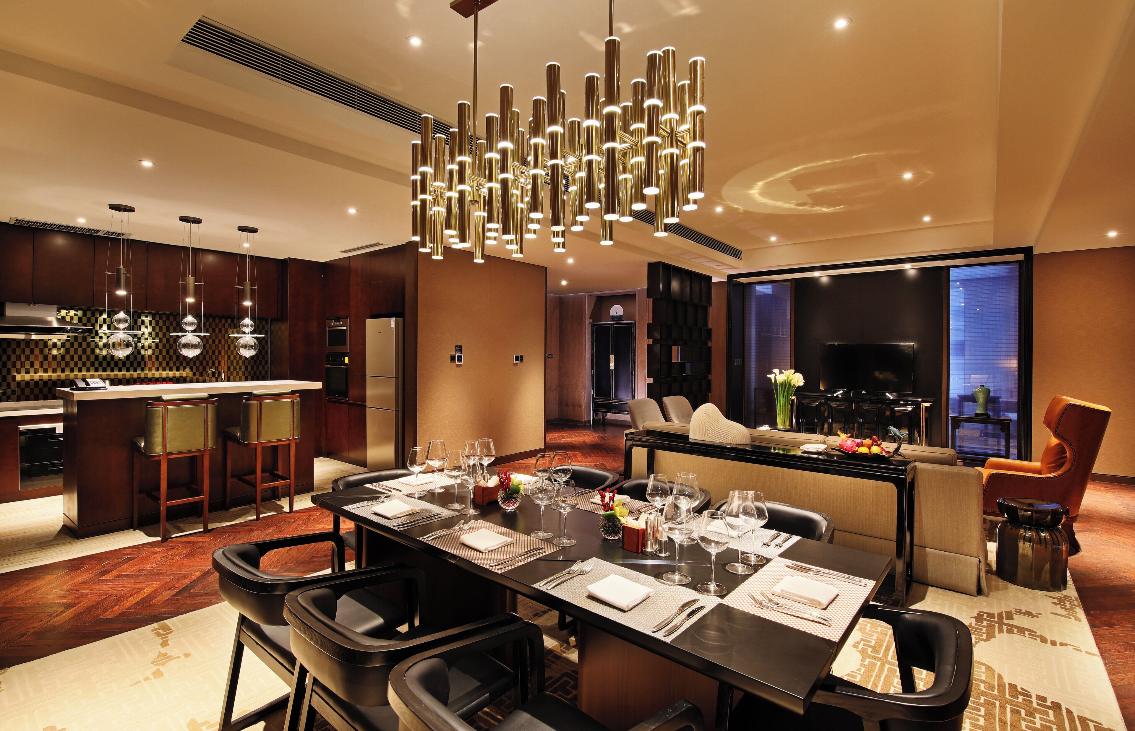 ميني بار وخزنة داخل الغرفة ومكتب وتجهيزات عازلة للصوت