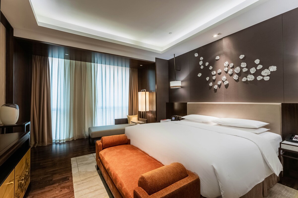 1 King Bed Executive Suite High Floor | Minibar, in-room safe, desk, soundproofing