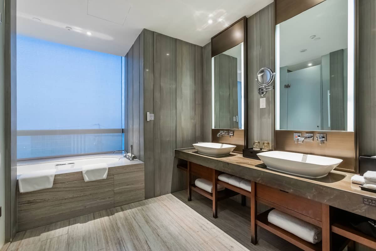 Premium kamer, 1 kingsize bed, toegang tot de clublounge | Een minibar, een kluis op de kamer, een bureau, geluiddichte muren