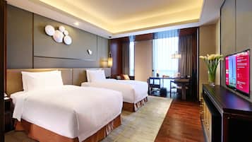 Frigobar, cofres nos quartos, escrivaninha, quartos à prova de som