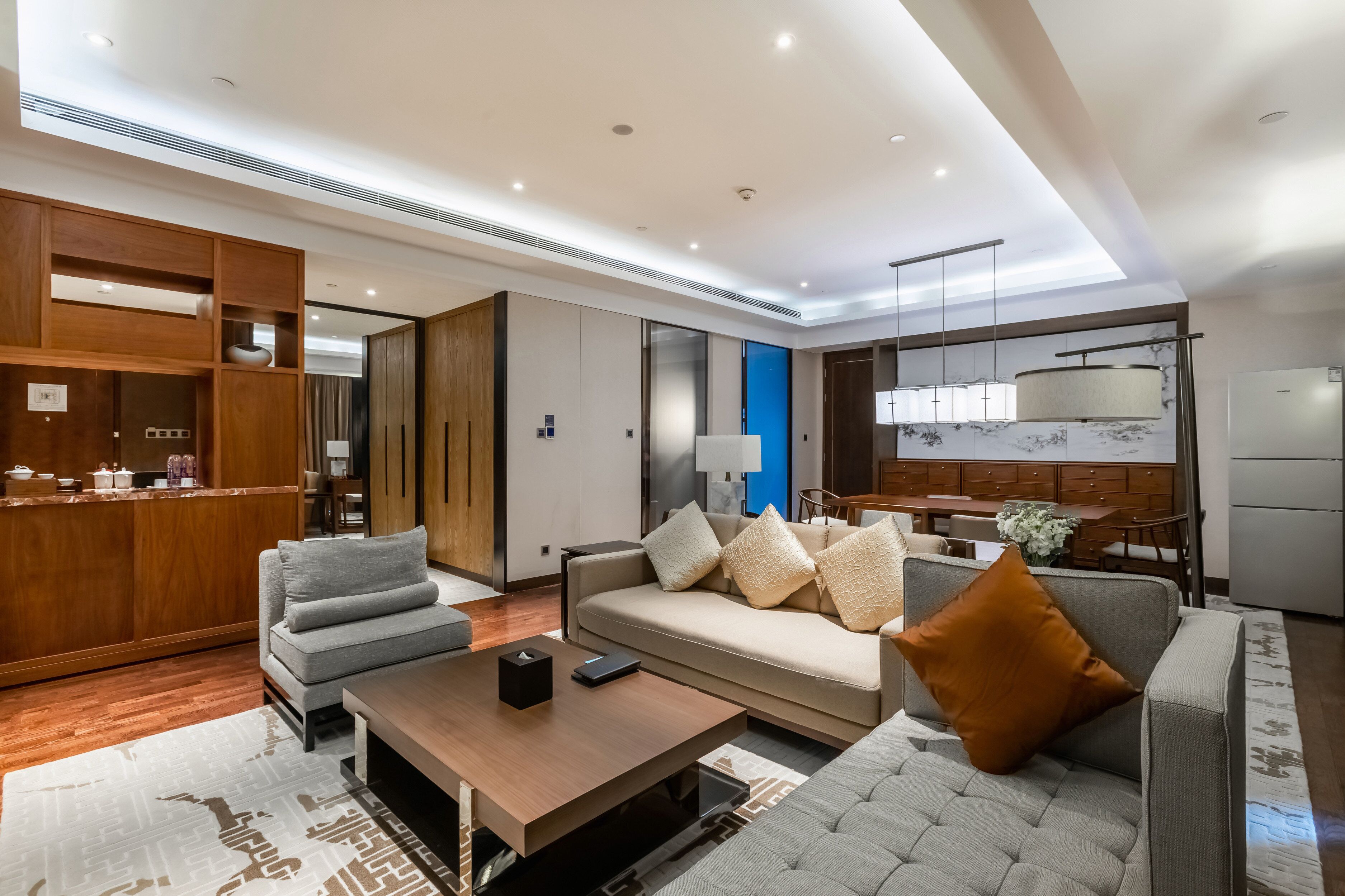 迷你吧、客房内保险箱、办公桌、隔音