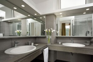 Deluxe Double or Twin Room (City View) | Bathroom | Free toiletries, hair dryer, bidet, towels - Colosseo Panorama (Rome)