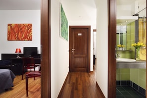 Habitació doble o amb dos llits individuals estàndard (private external bathroom) | Decoració individual, escriptori, wifi gratuïta i roba de llit