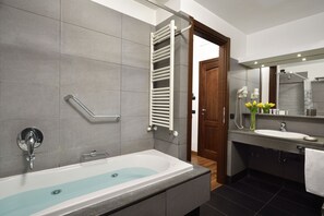 Chambre Deluxe double ou avec lits jumeaux (City View) | Baignoire à remous privée