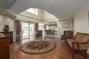 44-inch TV with cable channels - Fraser River Richmond Bed & Breakfast (Richmond)