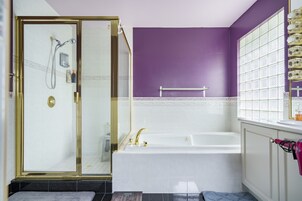 Habitación, 1 cama de matrimonio grande | Baño | Artículos de higiene personal gratuitos y secador de pelo