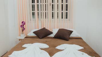 Roupas de cama premium, frigobar, camas extras/dobráveis (sobretaxa)